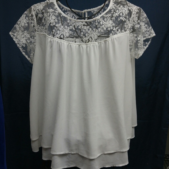 Ariat Tops - 🔴XXL White Floral Top